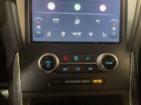 Used 2024 Ford Edge Titanium image 19