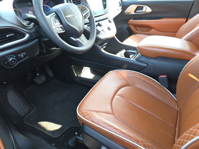 Used 2025 Chrysler Pacifica Pinnacle FWD image 11