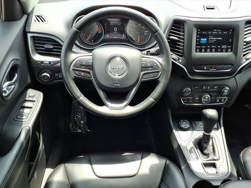Used 2019 Jeep Cherokee Latitude Plus w/ Comfort/Convenience Group AWD/4WD image 3