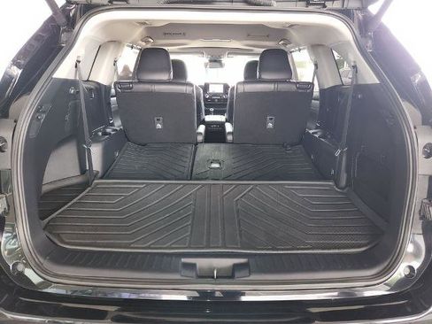 Used 2024 Toyota Highlander XLE FWD image 13
