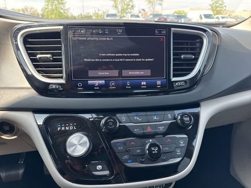 Used 2023 Chrysler Pacifica Touring-L FWD image 8