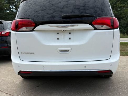 Used 2019 Chrysler Pacifica Touring-L Plus w/ Tire & Wheel Group FWD image 3