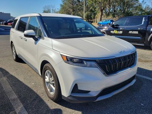 Used 2024 Kia Carnival LX image 2