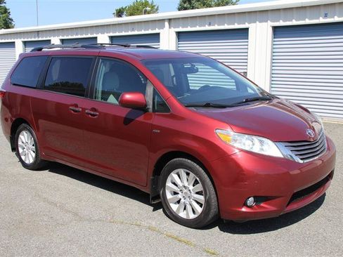 Used 2017 Toyota Sienna XLE Premium AWD/4WD image 4