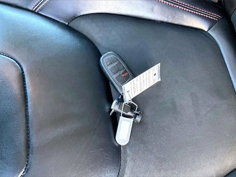 Used 2019 Jeep Cherokee Trailhawk image 10