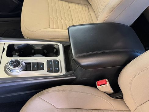 Used 2021 Ford Explorer XLT RWD image 12