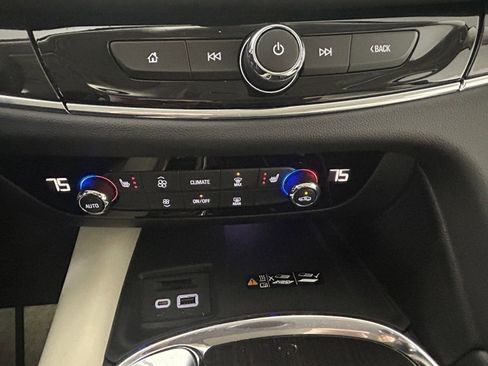 Used 2024 Buick Enclave Essence image 26