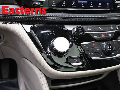 Used 2023 Chrysler Pacifica Limited FWD image 13