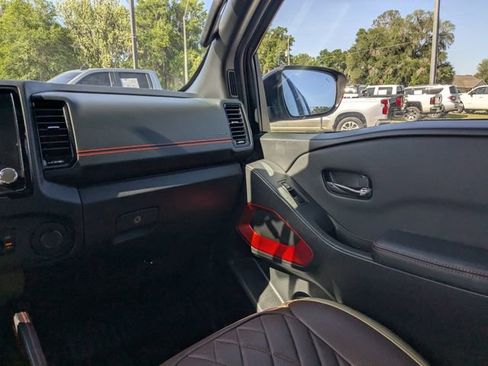 Used 2024 Nissan Frontier PRO-4X w/ Technology Package image 17