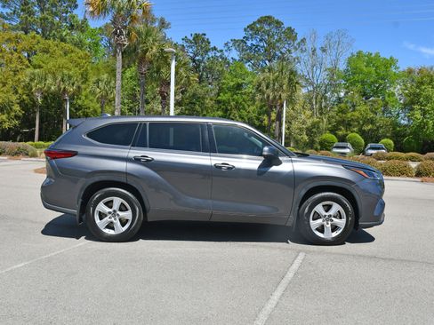 Used 2021 Toyota Highlander LE AWD/4WD image 2