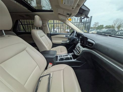 Used 2021 Ford Explorer XLT w/ Equipment Group 202A image 9