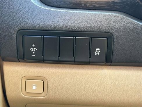 Used 2017 Kia Sedona LX image 11