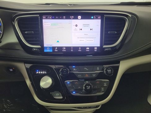 Used 2024 Chrysler Pacifica Select image 19