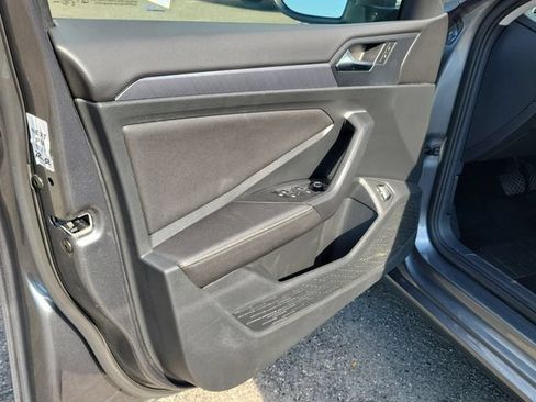 Used 2024 Volkswagen Jetta SE FWD image 18