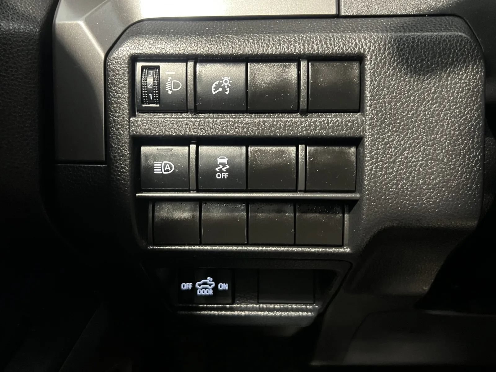 Used 2025 Toyota Tacoma SR5 AWD/4WD image 16