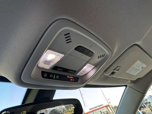 Used 2021 Chevrolet Traverse LT FWD image 25