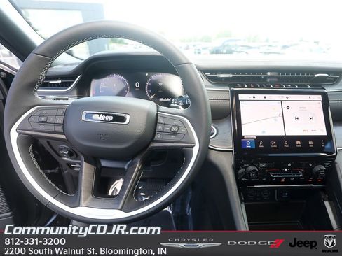 New 2025 Jeep Grand Cherokee Limited image 11