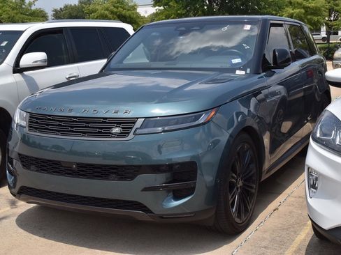 Used 2025 Land Rover Range Rover Sport SE AWD/4WD image 2