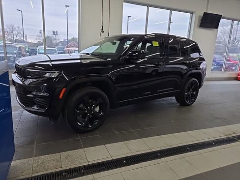 Used 2025 Jeep Grand Cherokee Limited w/ Black Appearance Package image 18