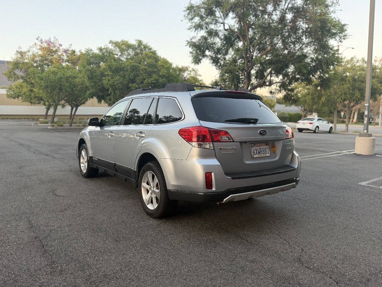 Used 2013 Subaru Outback 2.5i Limited AWD/4WD image 4