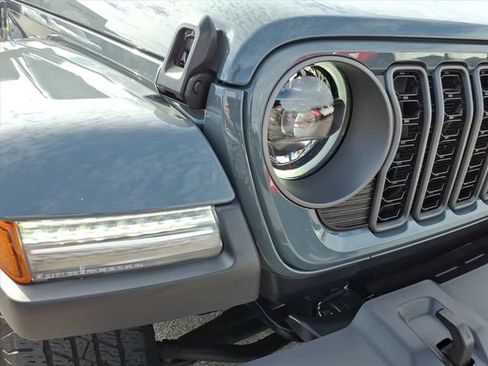 Used 2026 Jeep Gladiator Sport AWD/4WD image 3