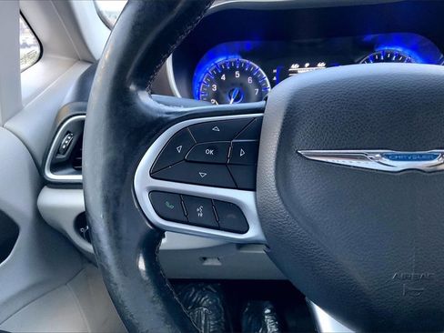 Used 2019 Chrysler Pacifica Touring-L image 12