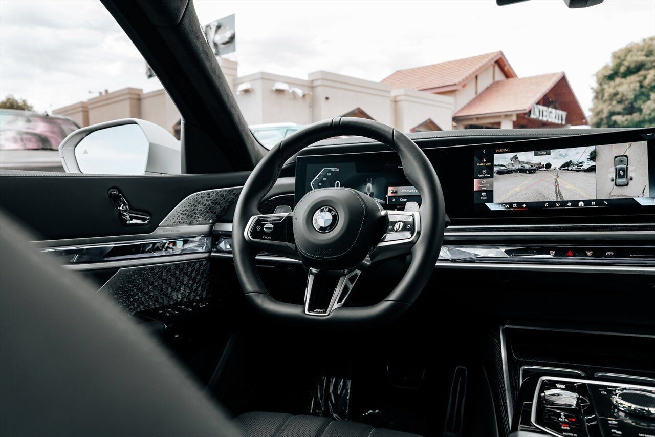Used 2025 BMW 760i xDrive AWD/4WD image 25