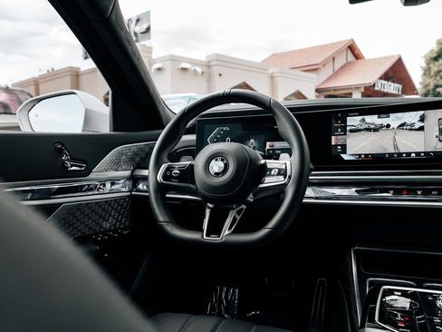 Used 2025 BMW 760i xDrive AWD/4WD image 25