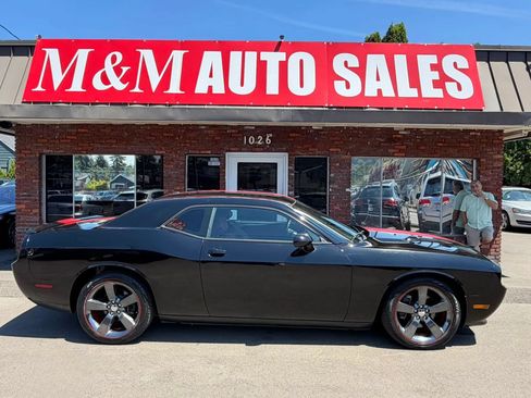 Used 2012 Dodge Challenger SXT RWD image 2
