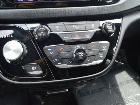 Used 2018 Chrysler Pacifica Touring Plus w/ S Appearance Package FWD image 19