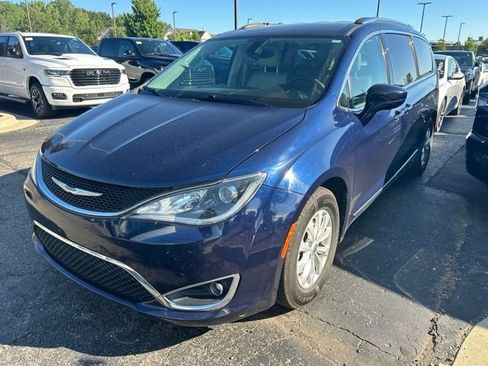 Used 2018 Chrysler Pacifica Touring-L Plus FWD image 1