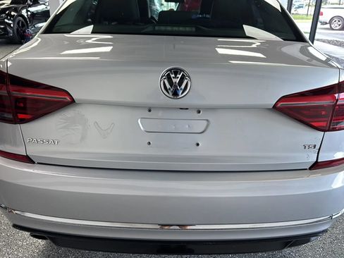 Used 2018 Volkswagen Passat 2.0T R-Line w/ R-Line Lighting Package FWD image 4