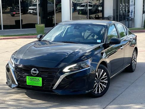 Used 2024 Nissan Altima 2.5 SV FWD image 10
