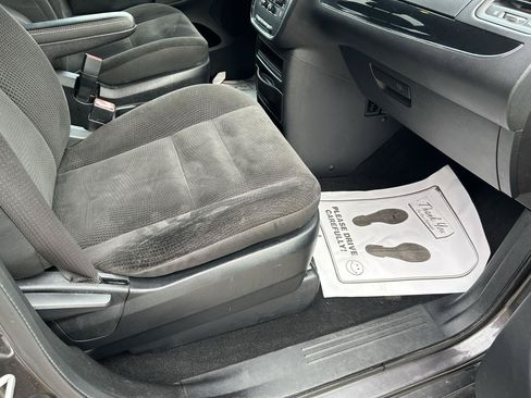 Used 2018 Dodge Grand Caravan SE FWD image 12