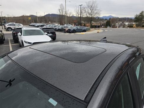 Used 2018 MAZDA MAZDA3 Grand Touring image 11