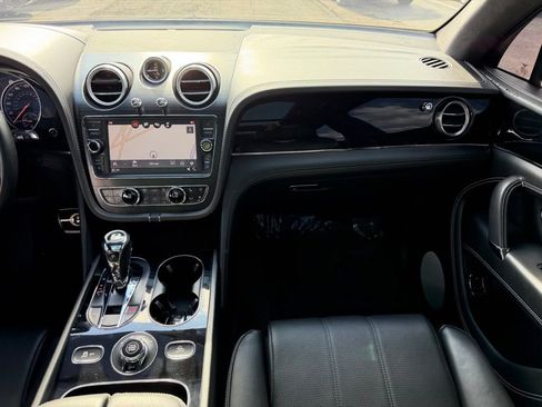 Used 2019 Bentley Bentayga image 27