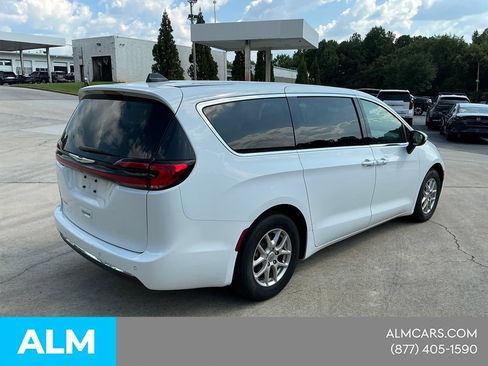 Used 2023 Chrysler Pacifica Touring-L FWD image 6