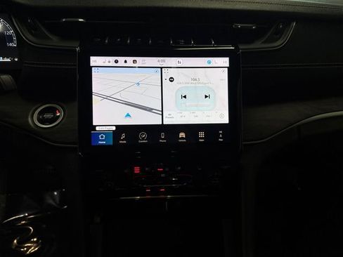 Used 2024 Jeep Grand Cherokee Limited w/ Luxury Tech Group II image 17