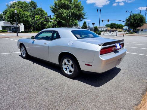 Used 2010 Dodge Challenger SE RWD image 13