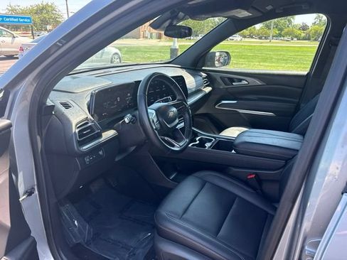 Used 2025 Chevrolet Traverse LT FWD image 12