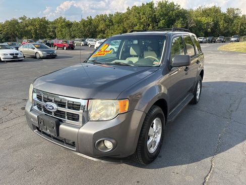 Used 2010 Ford Escape XLT image 2
