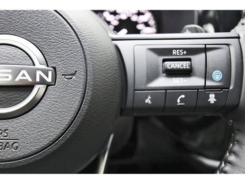 Used 2025 Nissan Pathfinder SV image 14