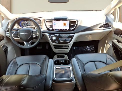Used 2023 Chrysler Pacifica Touring-L FWD image 25