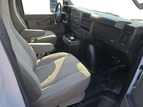Used 2018 Chevrolet Express 3500 w/ Power Convenience Package image 9
