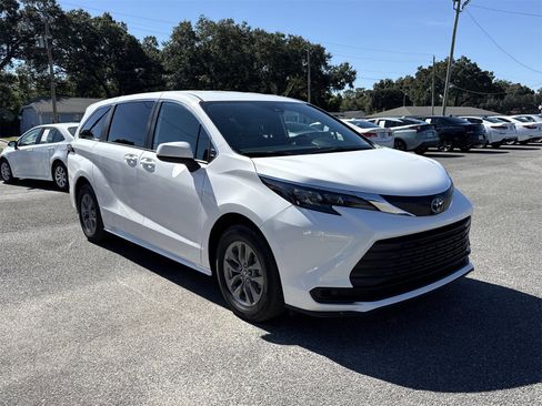 Used 2025 Toyota Sienna LE image 7