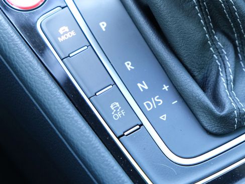 Used 2016 Volkswagen Golf R 4-Door image 35