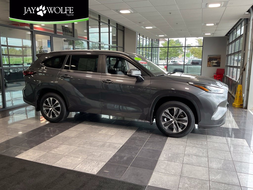 Certified 2025 Toyota Highlander XLE AWD/4WD image 1