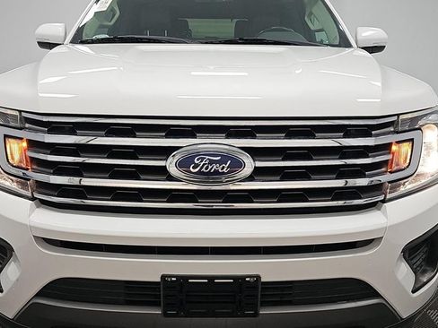 Used 2018 Ford Expedition XLT w/ Equipment Group 202A RWD image 2
