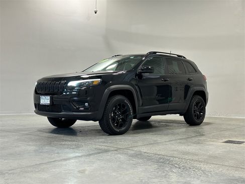 Used 2022 Jeep Cherokee Latitude w/ Sun & Sound Group image 2