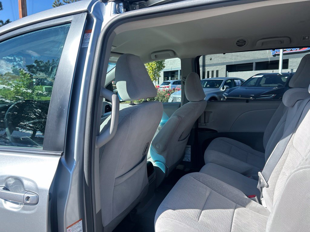 Used 2015 Toyota Sienna LE FWD image 19